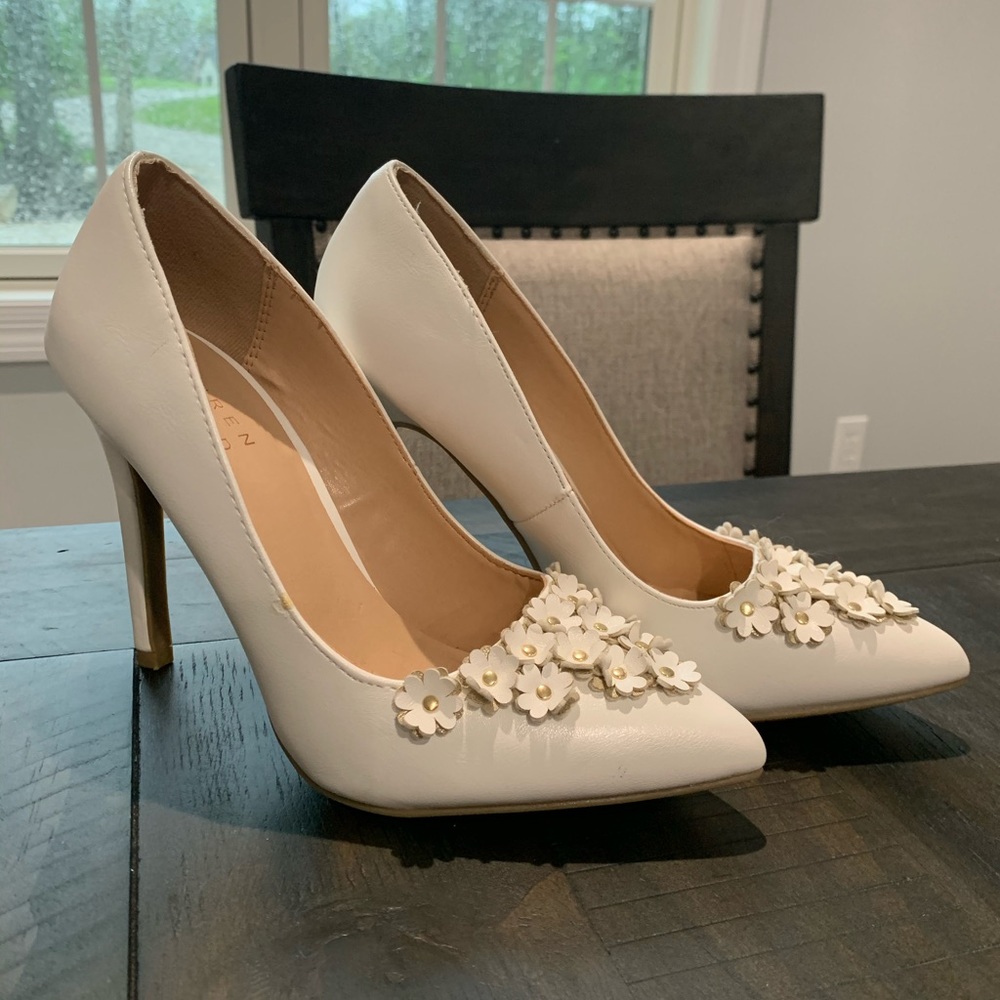 Lauren Conrad White Flowery Pump